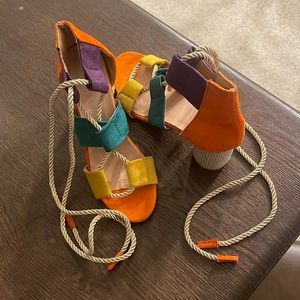 Lace up chuncky heel sandals